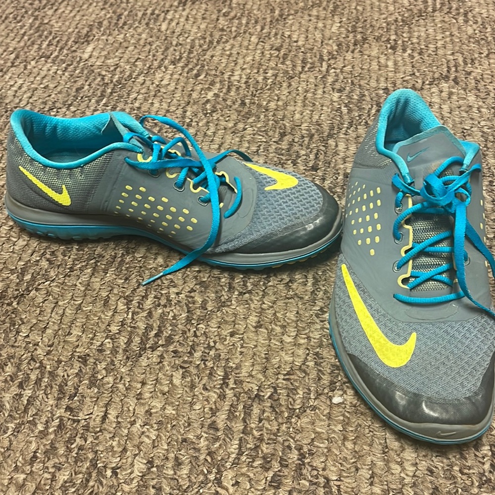 Tennis shoes